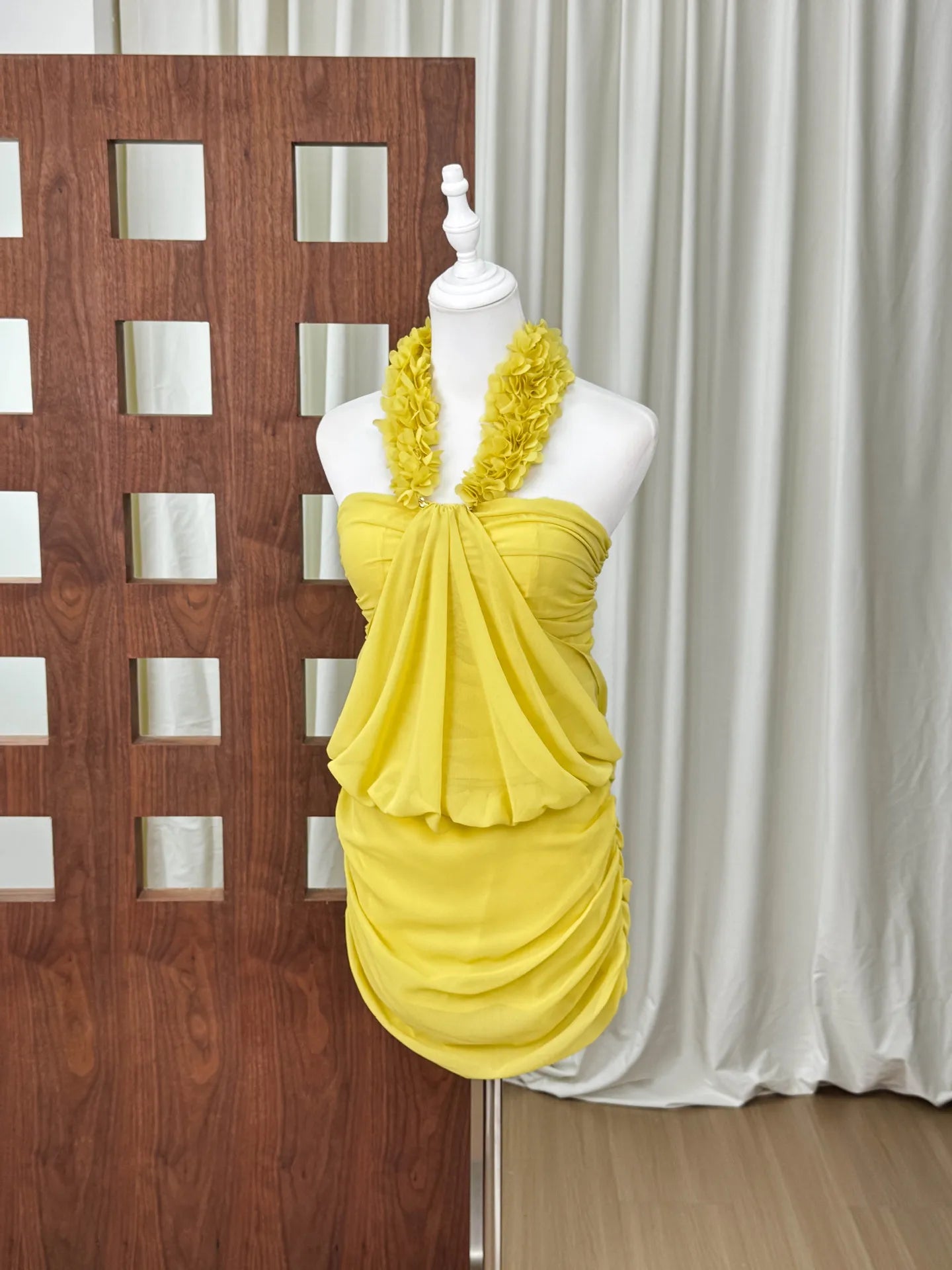 Women's floral neckline halter top dress with pleated and flared skirt, short style, suitable for summer 2026 season